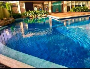 een overloopzwembad met blauw water in een gebouw bij Best Staycation - Kasara De Ulap C5 Pasig in Manilla
