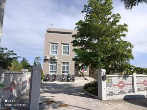 een gebouw met motoren die ervoor geparkeerd staan bij 988 Ancient House B&B in Jincheng