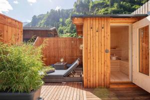 małą drewnianą szopę z ławką na pokładzie w obiekcie Ferienwohnung Alpenland - schönes, neues Apartment w Neustift im Stubaital