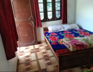 Giường trong phòng chung tại Shantikunj Holiday Home by StayApart