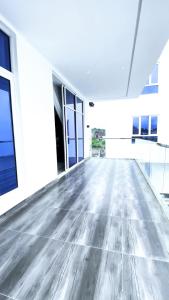 una stanza vuota con pavimento in legno in un edificio di Contemporary 4-Bedroom Villa with VR Room and Starlink Internet - Ifemide Estates ad Akure