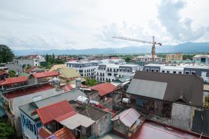 einen Blick über eine Stadt mit Gebäuden und Kran in der Unterkunft HoTel Thịnh Vượng in Diện Biên Phủ