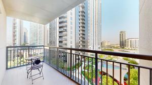 Un balcón con una mesa y una silla. en Primestay - Creek Residences South Tower 3, Creek Harbour en Dubái