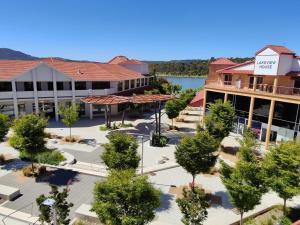 une vue aérienne sur un campus avec des arbres et des bâtiments dans l'établissement Tuggeranong Short Stay #07C - Sleeps 6, à Canberra