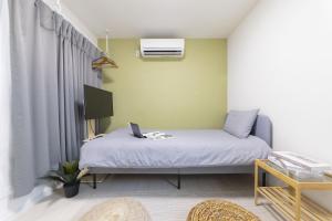 - une chambre avec un lit et un ordinateur portable dans l'établissement FL Residence Takadanobaba, à Tokyo