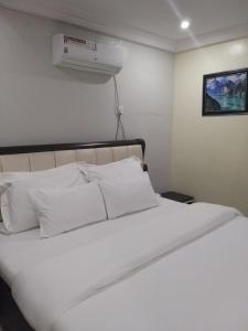 Ένα ή περισσότερα κρεβάτια σε δωμάτιο στο MITOS LUXURY SUITES -Somosu