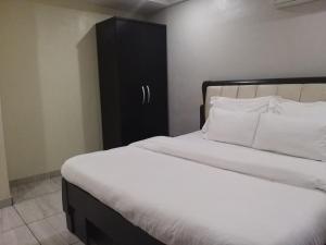 Ένα ή περισσότερα κρεβάτια σε δωμάτιο στο MITOS LUXURY SUITES -Somosu