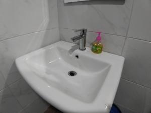 Ένα μπάνιο στο MITOS LUXURY SUITES -Somosu