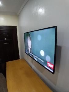 Μια τηλεόραση ή/και κέντρο ψυχαγωγίας στο MITOS LUXURY SUITES -Somosu