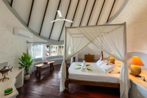Postel nebo postele na pokoji v ubytování Nika Island Resort & Spa, Maldives