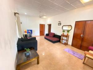 - un salon avec un canapé et une table dans l'établissement Lodge 87, à Negombo