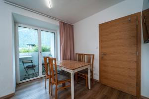 uma sala de jantar com uma mesa e cadeiras e uma janela em Mias Apartments em Rabla