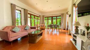 una sala de estar con un sofá y una mesa en Tropical garden, en Phuket