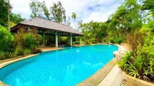 una piscina en un complejo con cenador en Tropical garden, en Phuket