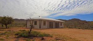 um pequeno edifício no meio do deserto em Droëdap Guest Farm em Springbok