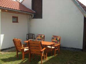 una mesa de madera con cuatro sillas sentadas a su alrededor en Apartmán Mirkovice, en Mírkovice