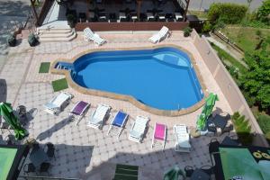 an overhead view of a swimming pool with lounge chairs at Guesthouse Vila DND in Niška Banja