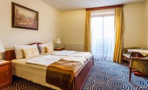 Posteľ alebo postele v izbe v ubytovaní Sándor Hotel