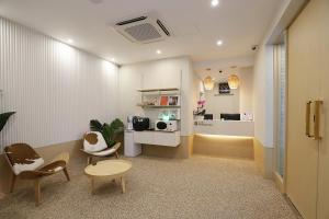 una stanza con sedie e tavolo e una cucina di Chuncheon Pine Tree Hotel a Chuncheon