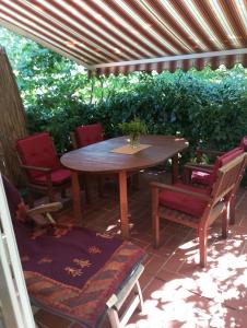drewniany stół i krzesła na patio w obiekcie Retreat Wilderness Lössnitz-Hochland Moritzburg OT Reichenberg w mieście Moritzburg