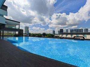 una gran piscina en la azotea de un edificio en Twin Tower Residence JB City by SC Homestay en Johor Bahru