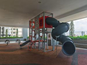un parco giochi in un edificio con scivolo di Twin Tower Residence JB City by SC Homestay a Johor Bahru
