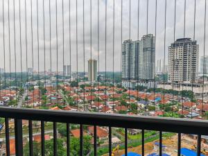 uitzicht op een stad met hoge gebouwen op de achtergrond bij Twin Tower Residence JB City by SC Homestay in Johor Bahru