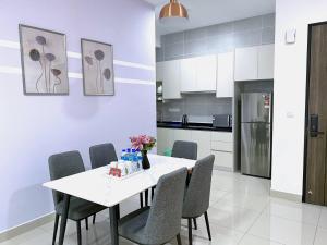 a white dining room table with chairs and a kitchen at Twin Tower Residence JB City by SC Homestay in Johor Bahru