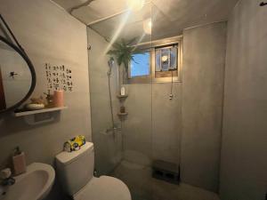 Koupelna v ubytování 白紙寓所blank slate B&B-鄰近夜市四人包棟 + 31 fotografií