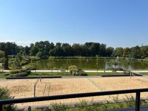 - Vistas a un parque con un lago en Aquarius 12 Stawy Walczewskiego, en Grodzisk Mazowiecki