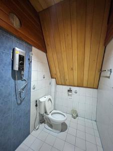 a bathroom with a toilet and a shower in it at MAGMAI HOMESTAY & TOWER in Tak