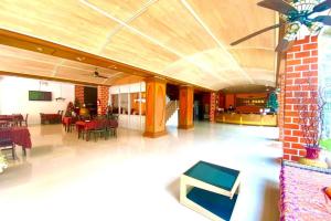 Posezení v ubytování One World One Home Patong 2