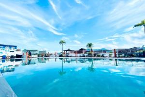 Bazén v ubytování One World One Home Patong 2 nebo v jeho okolí