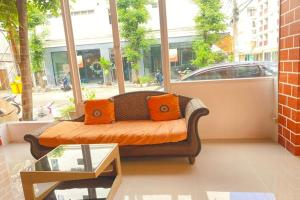 Posezení v ubytování One World One Home Patong 2