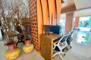 Posezení v ubytování One World One Home Patong 2