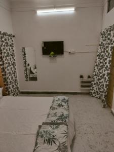 En eller flere senge i et værelse på Ashutosh Homestay and Hotels