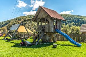 plac zabaw ze zjeżdżalnią i strukturą zabaw w obiekcie Apartments JULIA Bohinj w Bohinju