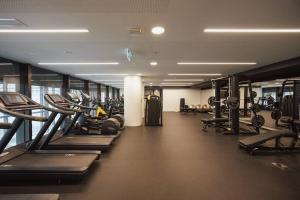 een fitnessruimte met een rij loopbanden en machines bij Gorgeous 1B Docklands apt/Amazing view facility #MQ1312 in Melbourne