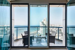 Elle comprend un balcon offrant une vue sur la plage et l'océan. dans l'établissement Superb Beachfront Apartments with Pool by Sea N' Rent, à Tel Aviv