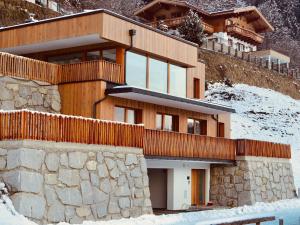Billede fra billedgalleriet på Exclusive chalet with sauna and glacier view i Neukirchen am Großvenediger