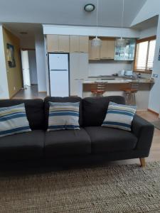 Χώρος καθιστικού στο The Lakes Apartments