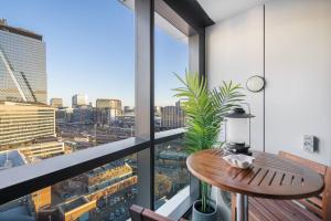 balcón con mesa y vistas a la ciudad en Bright 1B West Melbourne apt w free parking#MV1608, en Melbourne