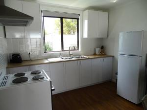 Η κουζίνα ή μικρή κουζίνα στο Passat Holiday Units - Unit 2