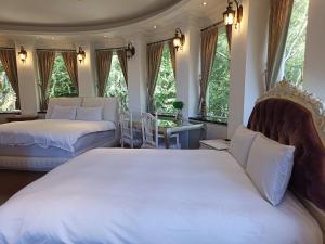 A bed or beds in a room at 清境藝家原德堡 Arts castle