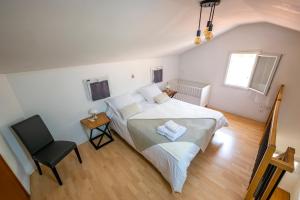 um quarto com uma cama grande e uma cadeira em The Savannah House Marmande centre em Marmande