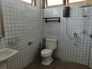ein Bad mit einem WC und einem Waschbecken in der Unterkunft Rivera 105 Vacation Home in Kathun