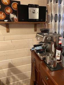 ekspres do kawy na ladzie w kuchni w obiekcie Villa Lumia, lomamökki Levillä w mieście Kittilä