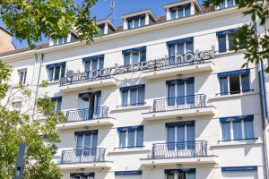 een wit gebouw met een bord erop bij le paris brest hotel in Rennes