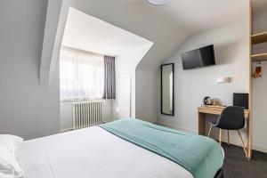 une chambre d'hôtel avec un lit et un bureau dans l'établissement le paris brest hotel, à Rennes