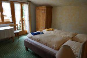 Un pat sau paturi într-o cameră la Haus Solvay mit freier Matterhornsicht